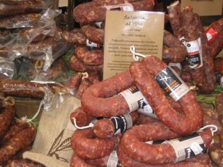 Cured meats of every kind. At this stand I bought dry salami made from Basque pigs. I'll have to eat it all here, I can't transport it back into the Staes.