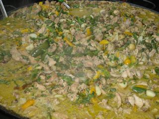 ... and a similary sized pan of chicken paella.